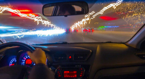Come limitare i fastidi delle luci di altre auto